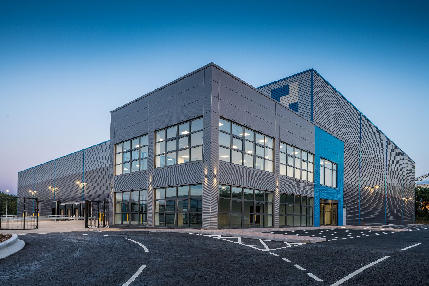 Façade d’un bâtiment industriel contemporain