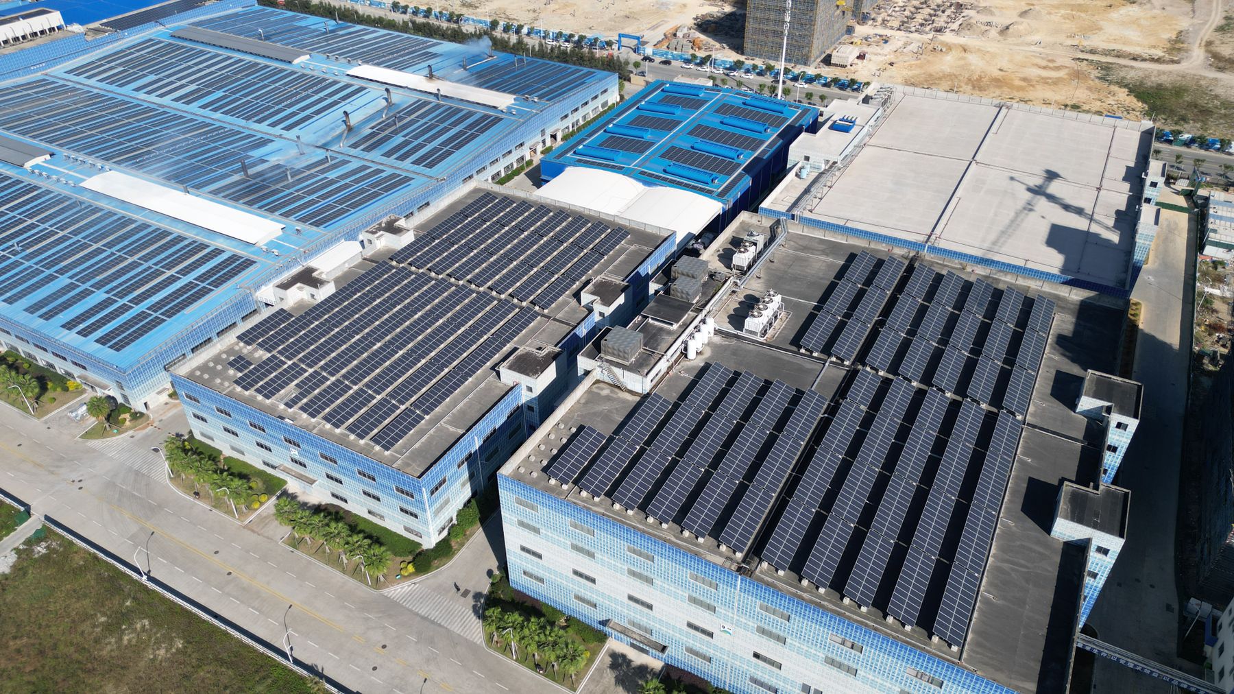 Panneaux solaires sur des toitures industrielles